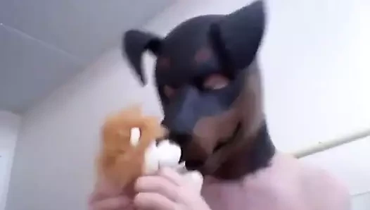 Lastik köpek maskeli kız oldukça sapıkça