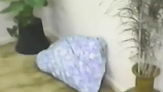 Şanslı Asyalı adam iki azgın kızla sikişiyor