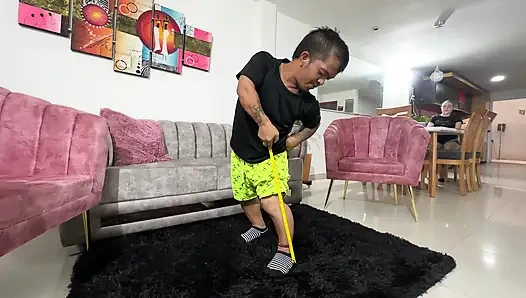 Yaramaz hamile üvey kız kardeşim zengin ve büyük penisimi de küçük olduğuna inanarak ölçüyor.