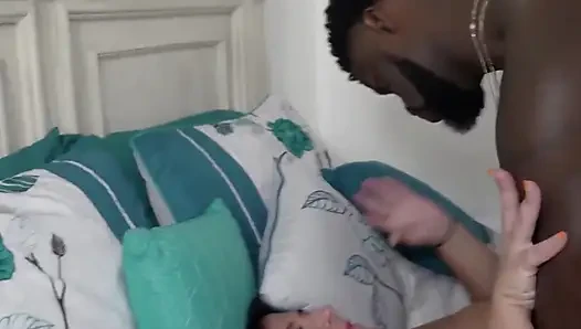 Olgun orta yaşlı seksi kadın ateşli sert sikişte büyük zenci yarağına biniyor
