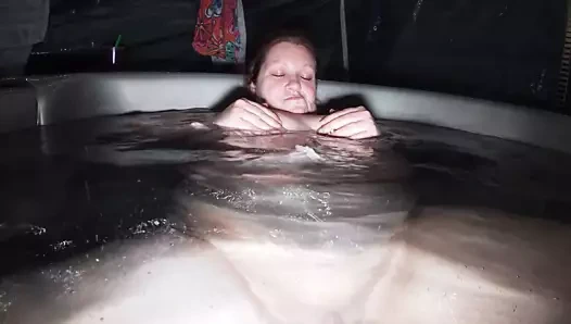 Sıcak küvette biraz eğlenmek. ses yok