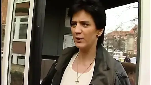 Kısa saçlı esmer açık havada röportajda