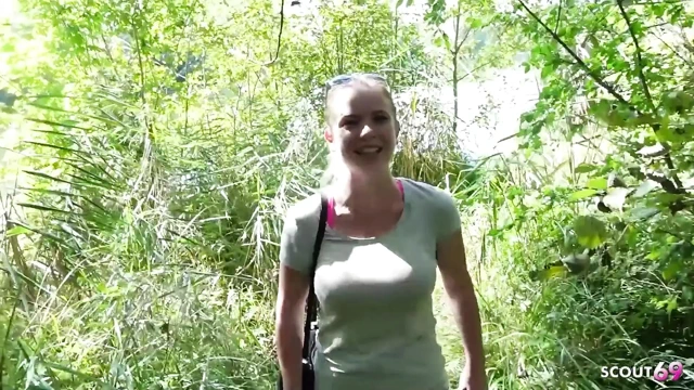 Yeşil gözlü Alman kızıl kız riskli halka açık bakış açısıyla yabancı tarafından sikiliyor