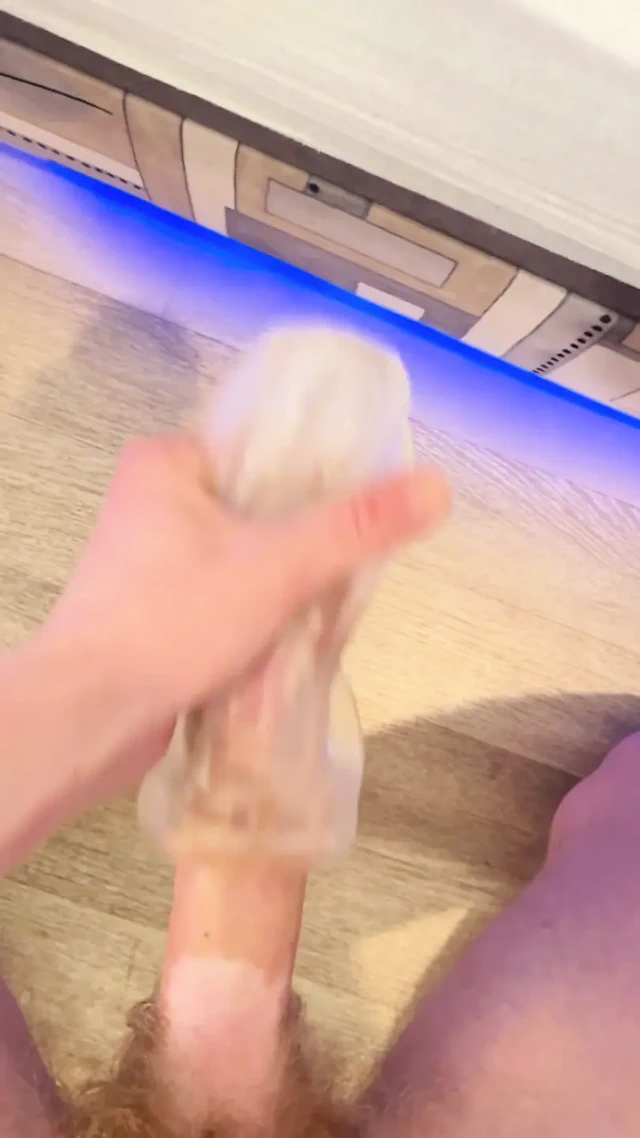 Büyük yaraklı twink seks oyuncağı fleshlight ve büyük 21 cm dildo ile sert boşalıyor