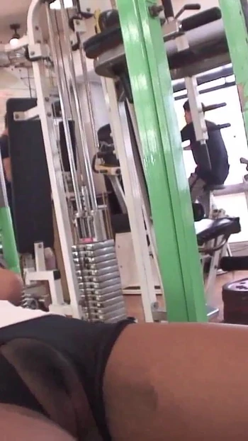 Незабываемый момент из "АЗИАТСКОГО ГЭНГБЭНГА, УНИЧТОЖАЮЩЕГО ЭТУ КРАСИВУЮ ЮНУЮ КИСКУ С КРИМПАЕМ"