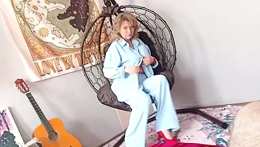 Psikolog Nadezhda Viktorovna ihmalkar öğrencilerinin neşesi için tüm zor işlere atlıyor ...))