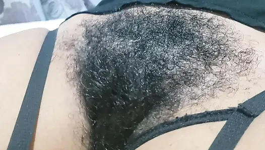 Orta yaşlı seksi kadın seksi paylaşırken orta yaşlı seksi kadın kıllı amcık