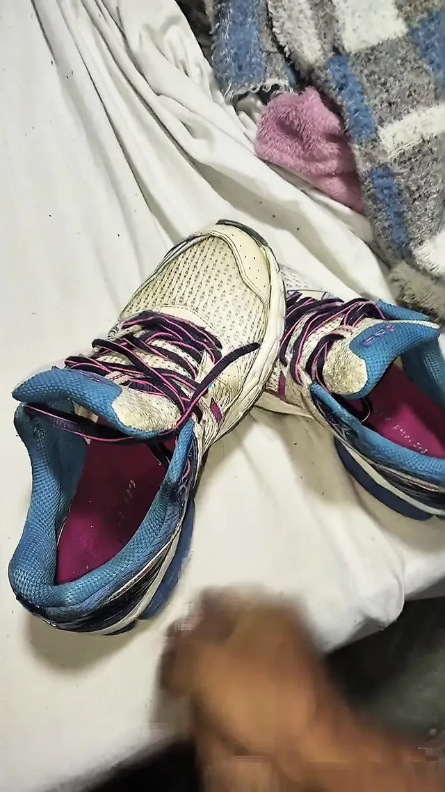 Asics fucking and cum inside