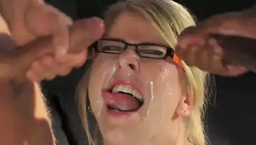 sarışın alır sıcak krem ​​gelen iki musluklar