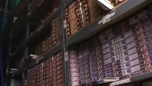 Depo sürtüğü kalın yarağa biniyor ıslak