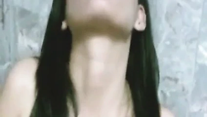 Asya kız mastürbasyon yapmak ve fışkırtma içinde the bath