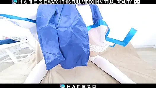 Pembe kısa saçlı Japon Rena Horikawa sanal gerçeklikte yapay penisle eğleniyor.