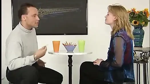 Seksi sarışın canavar bir yarağı emiyor ve sonra tıraşlı amına sokuyor