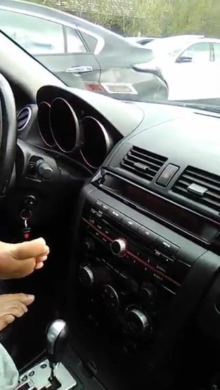 Kokmuş ayaklarına naylon çoraplar koyar