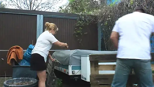 Olgun sarışın yüze oturma ve açık havada oral zevkle domine ediyor