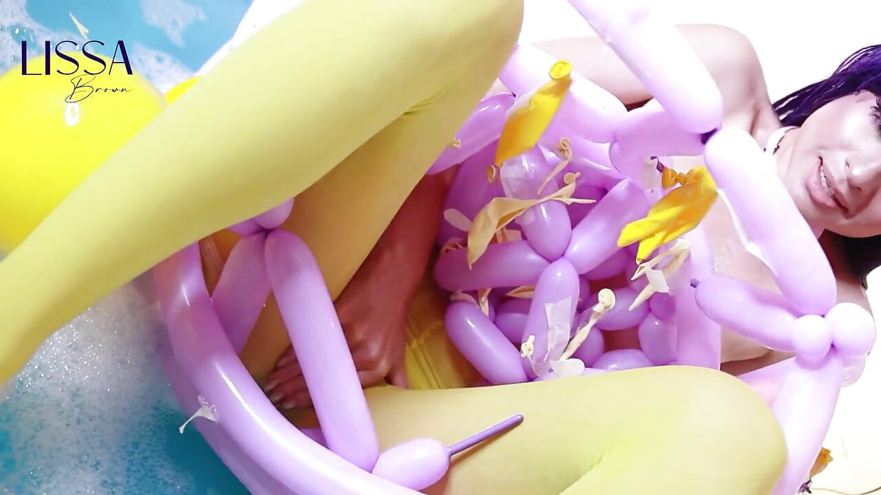 Bol balon ve burlesque pop ballo ile şişme havuz