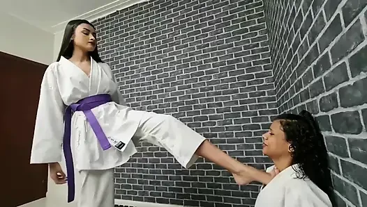 Karate dövüşü Amanda Nataly'ye karşı - model ayaklarla güç tekmeliyor