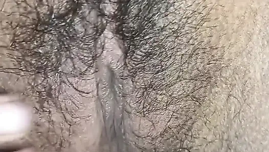 Hintli kadın amına masaj yaptırıyor