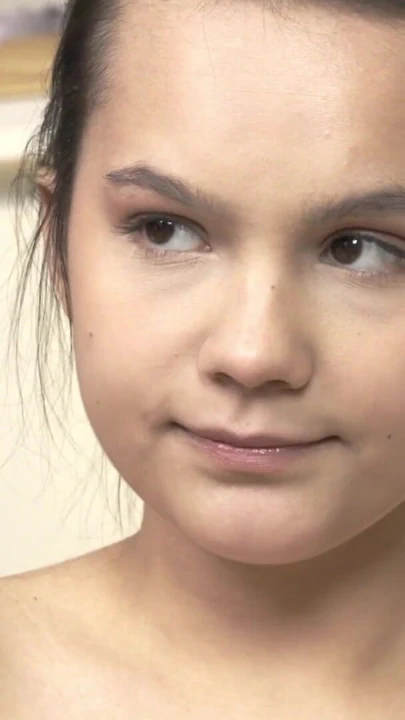 Utangaç lezbiyen ilk kez anna podstava | Klip 1