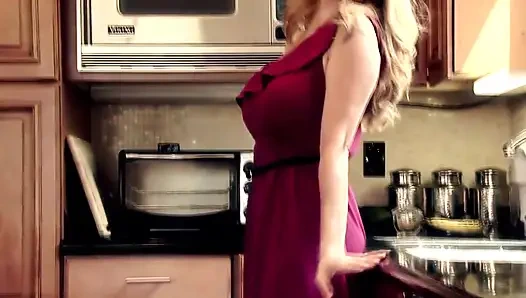 İri göğüslü ateşli sürtük güzel ve sağlam bir yarağa biniyor