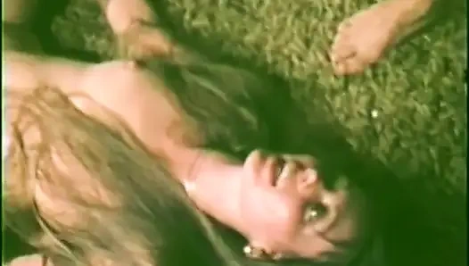 Sıska piliç iki yaşlı zenci adamla sert sikişiyor