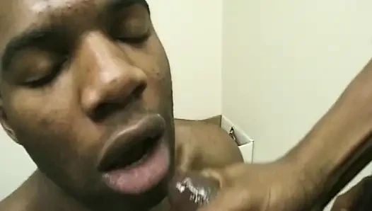 Dağınık odada kaslı zenci erkekler oral seks seansı