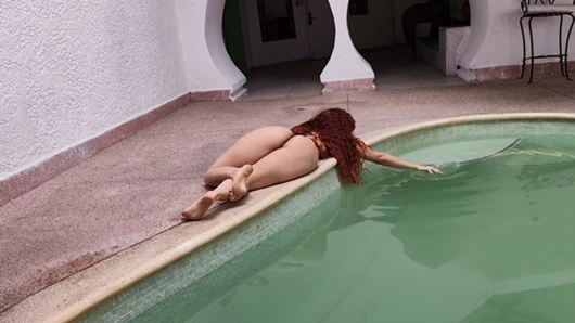 Havuz otelinde arkadaşımın kız arkadaşını götten siktim