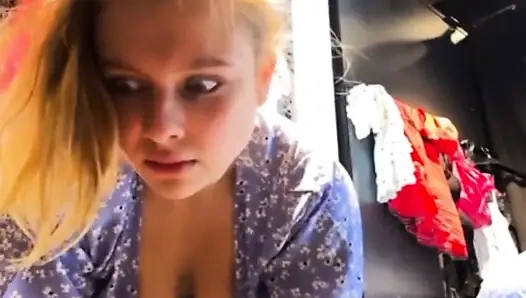 Çok fışkırtıyor ve herkesin içinde pembe amcığını parmaklıyor