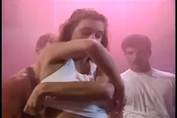 Sıcak kız şerit dansları ve yapar çocuklar boşalmak