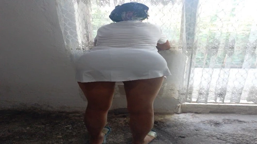 Olgun kadın külotlu corapla tahrik etmeyi seviyor