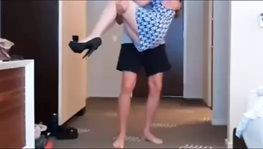Frau mit roten Haaren, der es gut geht