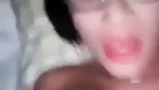 büyük göğüslerin üstüne