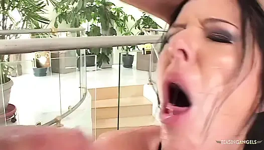 Taryn Thomas iki yarak alırken amını ovuyor