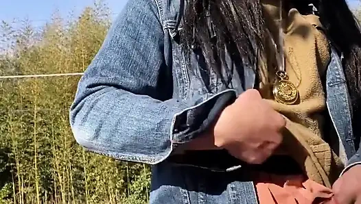 No. 142 Yolda bir döner döner setiyle bisiklete biniyor