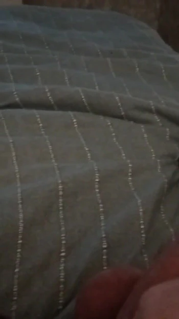 Знаковый момент из "бойфренд моего друга лежал в постели, дрочит его член, пока мы смотрим и испытываем оргазм"