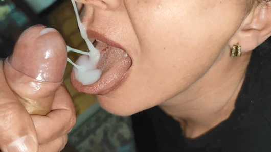 Olgun orta yaşlı seksi kadın ağzını sütle doldurana kadar sakso çekiyor