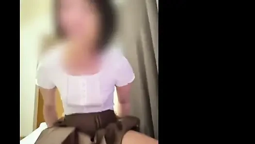 Alyans kapalı, arkasından derin yoğun seks. Kocasına ihanet ediyor, sert orgazm oluyor! 1.