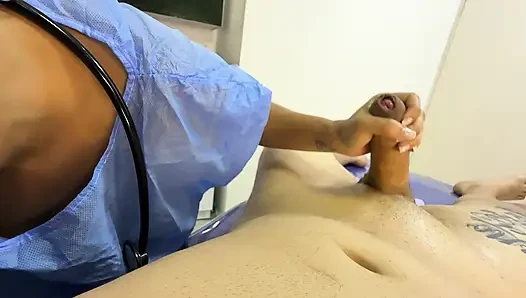 Doktor bağış için spermimi çıkarmama yardım ediyor