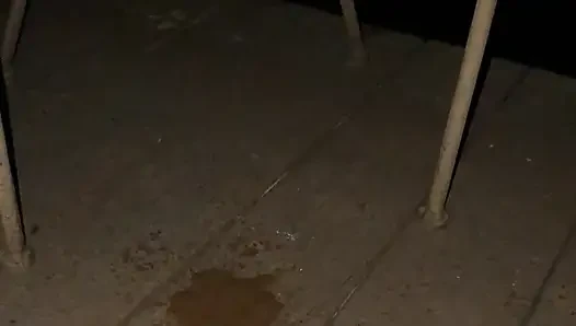 Evli kadın dışarıda işiyor