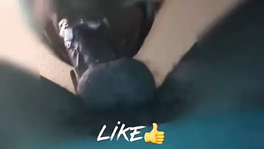 Aldatan 18 yaşındaki sürtük masanın altında sikimi emiyor.