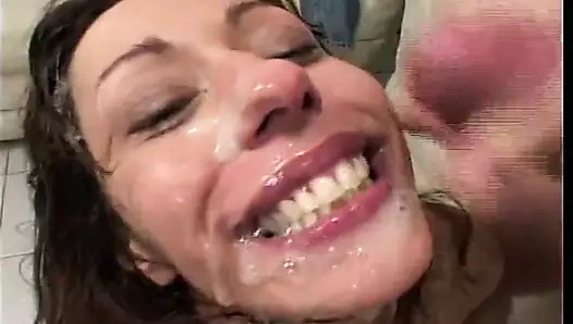 Ateşli orta yaşlı seksi kadın yüzüne boşalmanın tadını çıkarıyor