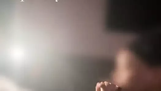 O benim koyduğum filmi izlerken sikini emiyor. Biraz fazla sıkıldım ve bir yarağı boşaltmak istedim