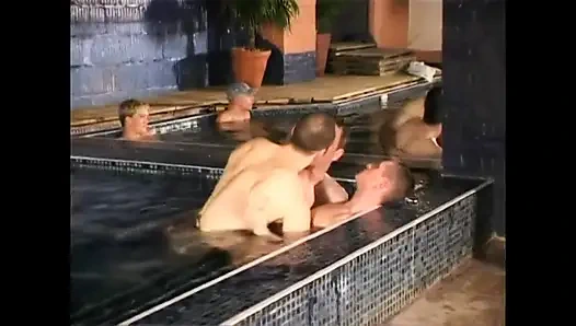 Saunada eşcinsel grup seks partisi