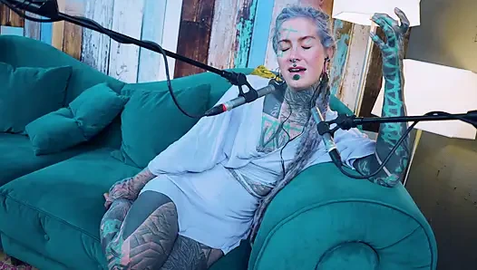 F hakkında konuşuyorum - korku - asmr podcast sfw konuşuyor gotik sıska kız dreadlocks dövmeli model dövmeli kız