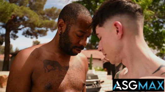 Pride studios - büyük yarak patronu August Alexander havuz çocuğunu prezervatifsiz sikiyor
