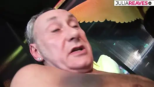 Ateşli kızlar gırtlağına kadar sakso çektikten sonra canavar yaraklarla sikiliyor