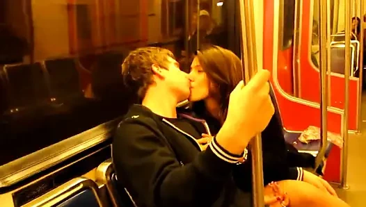 Pis çift gökyüzü treninde sevişiyor