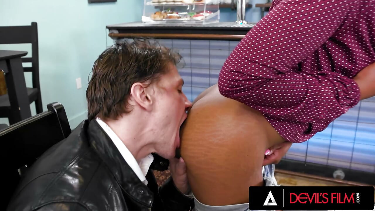 DEVILS FILM - Garson Lala Ivey, kafede porno yakalayıp hardcore interracial anal yapıyor