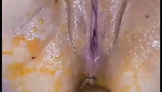 Dağınık döl ve yemek dolu amcık