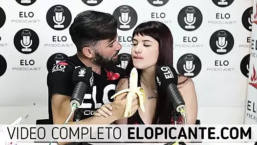 JOA BETTINA BAHARATLı ODADA KREMSI MUZ YIYOR